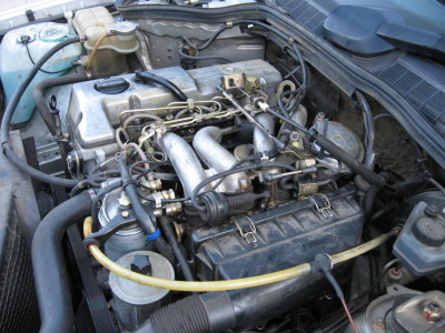 Blick auf den Motor von der Fahrerseite Blick auf den Motor von der Fahrerseite